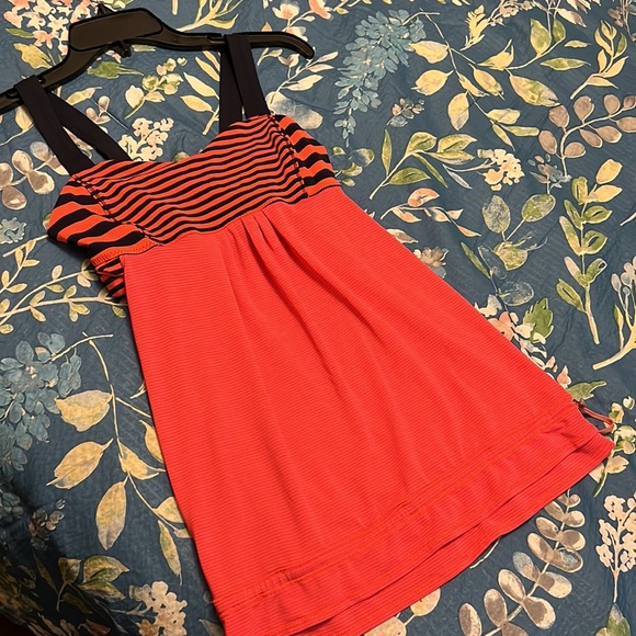 Lululemon Run Back on Track Tank. Size 6 - Picture 11 of 11